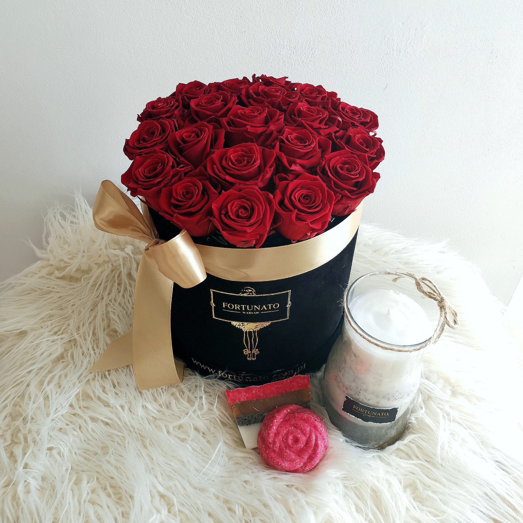 Średni box z różami i upominkiem