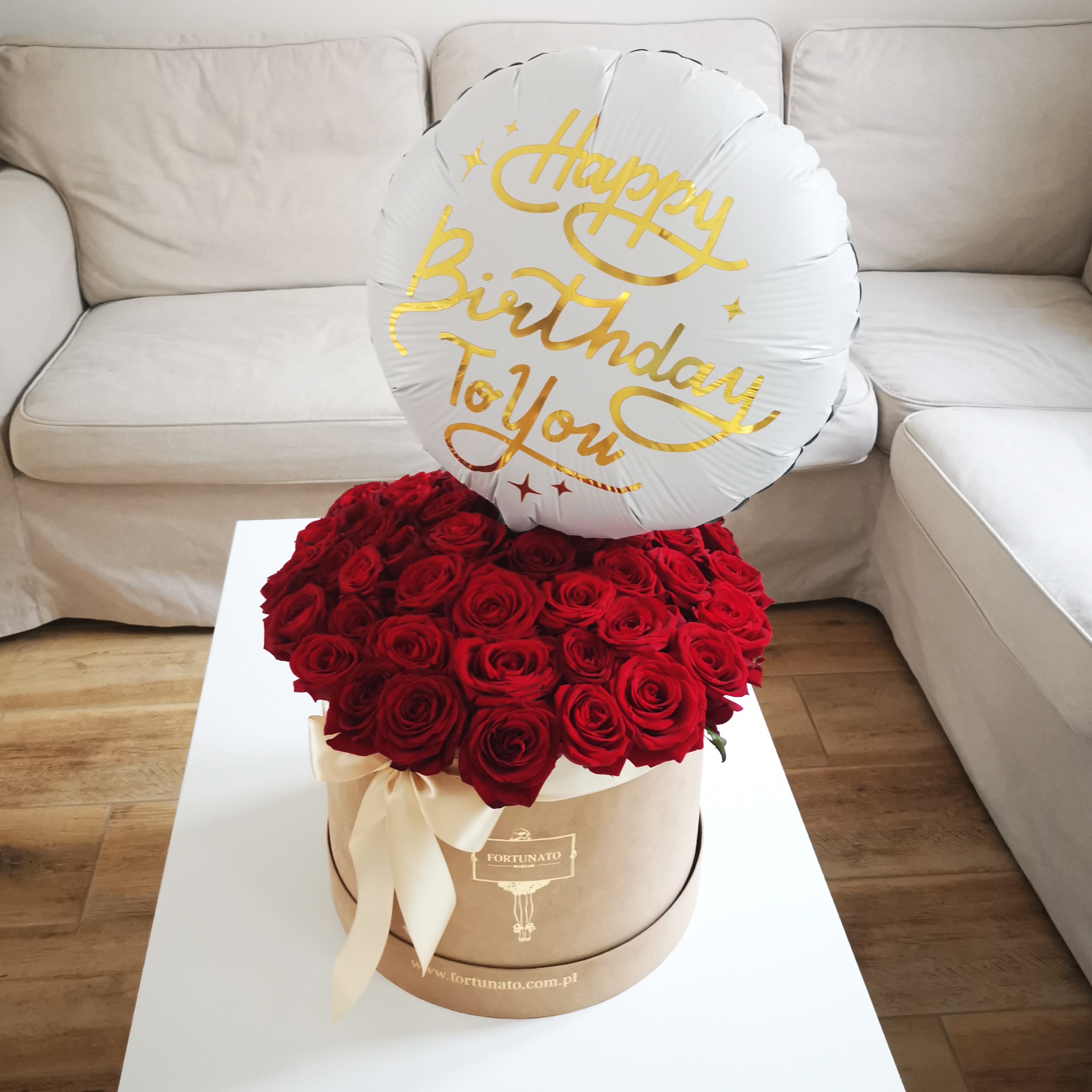 Duży box z różami i balon z helem