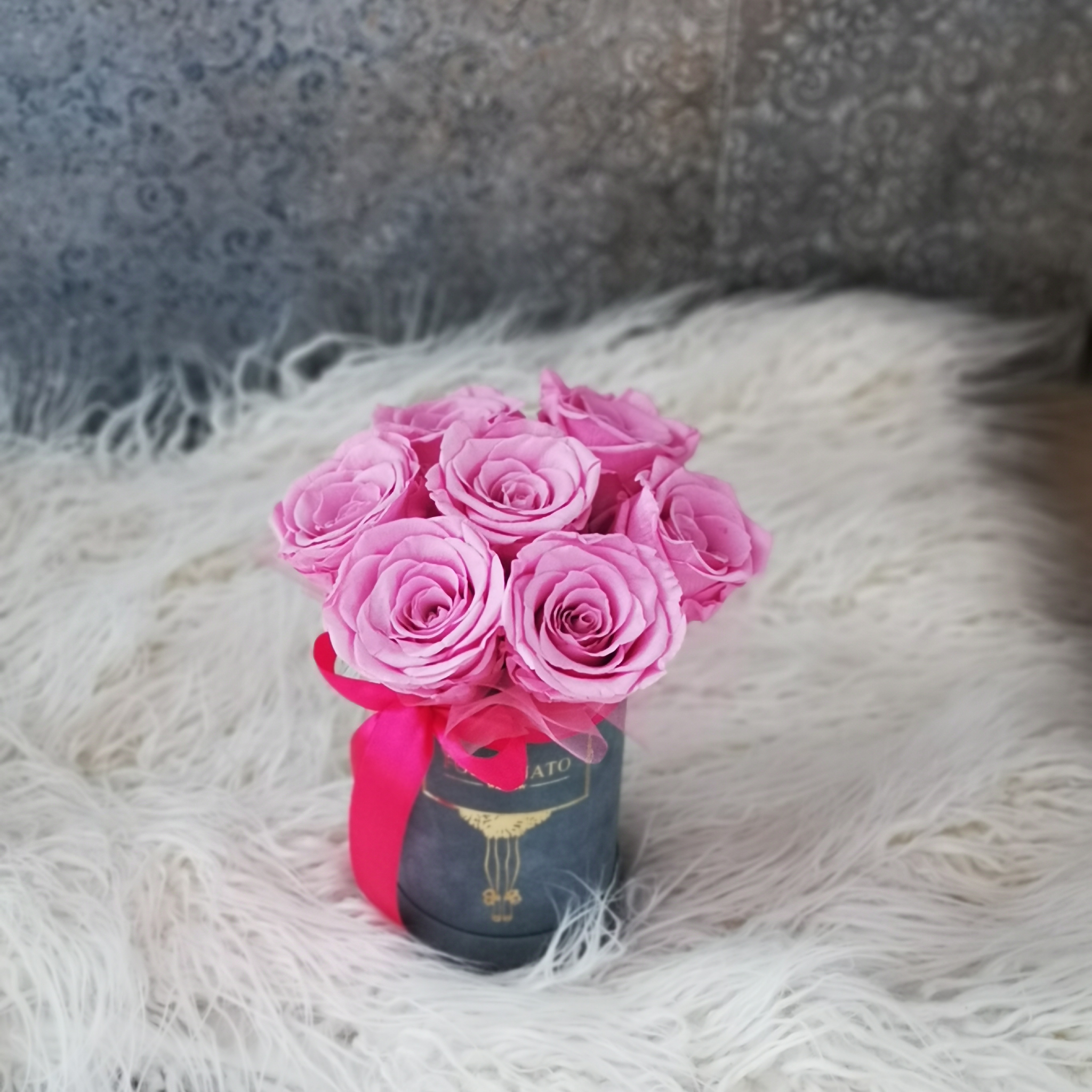 Wieczne róże w małym zamszowym boxie
