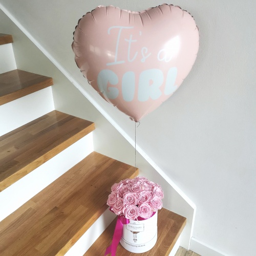 Mały box z różami i balonem z helem z okazji narodzin dziecka