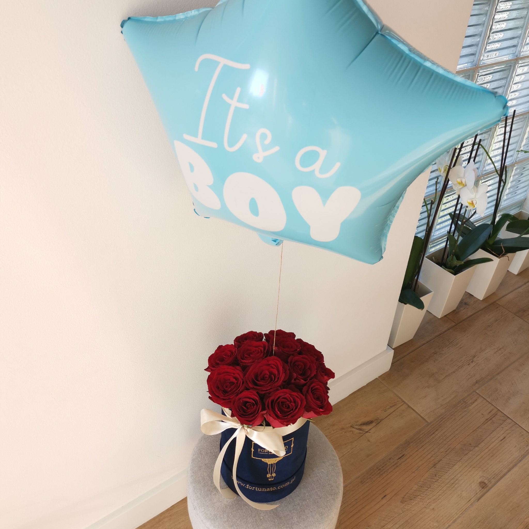 Mały box z różami i balonem z helem okazji narodzin dziecka