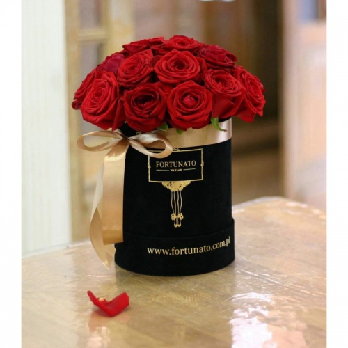 Mały zamszowy box z różami