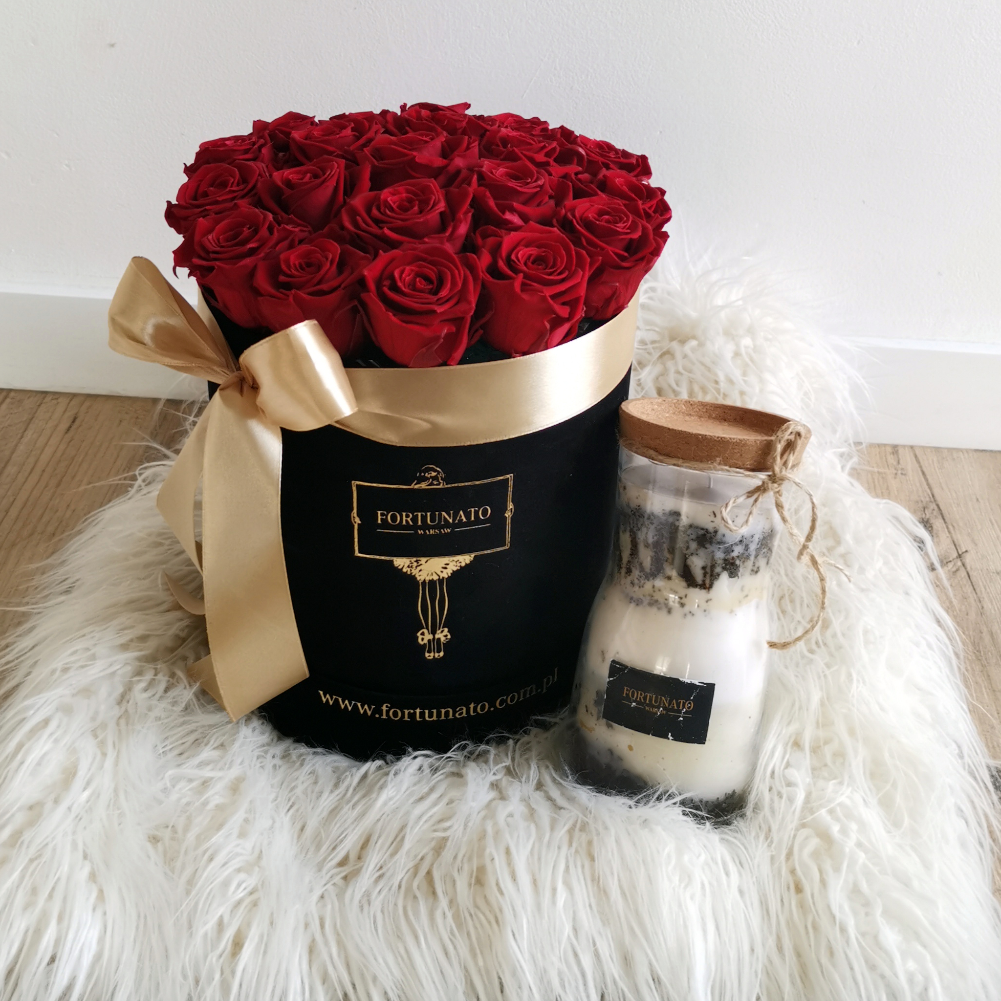Mały zamszowy box z różami i świecą  500ml 