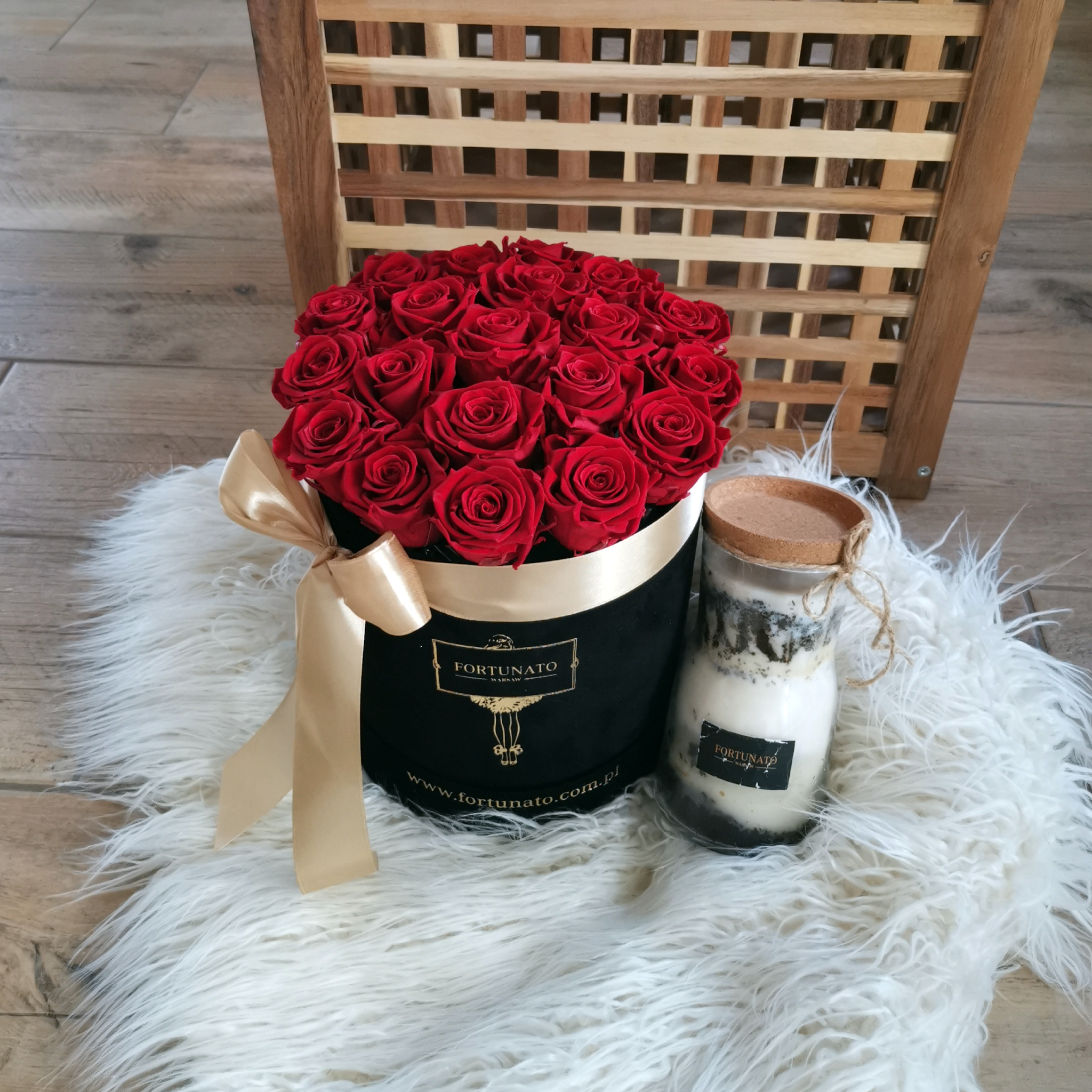 Róże w średnim zamszowym boxie ze świecą 500ml