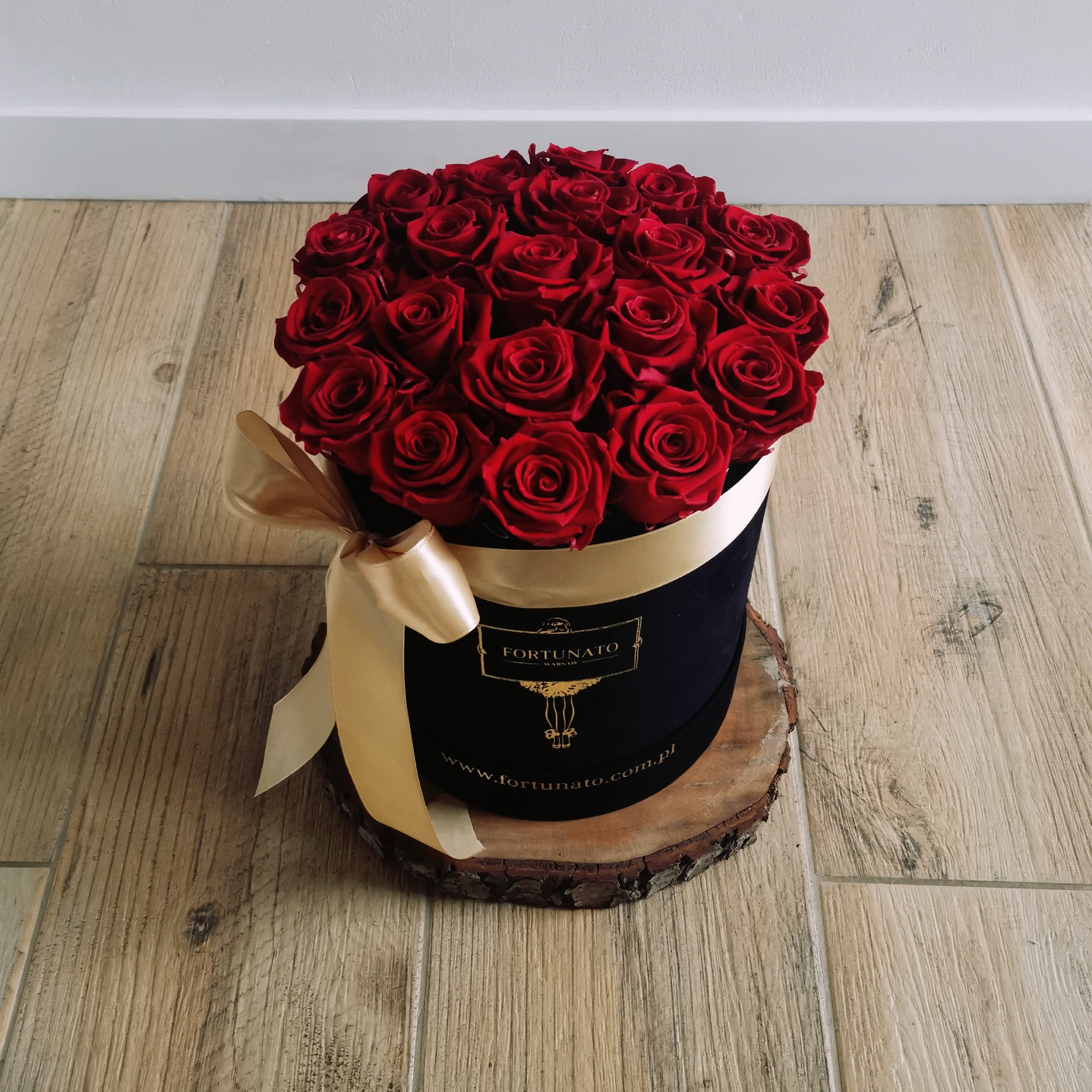Róże w średnim zamszowym boxie