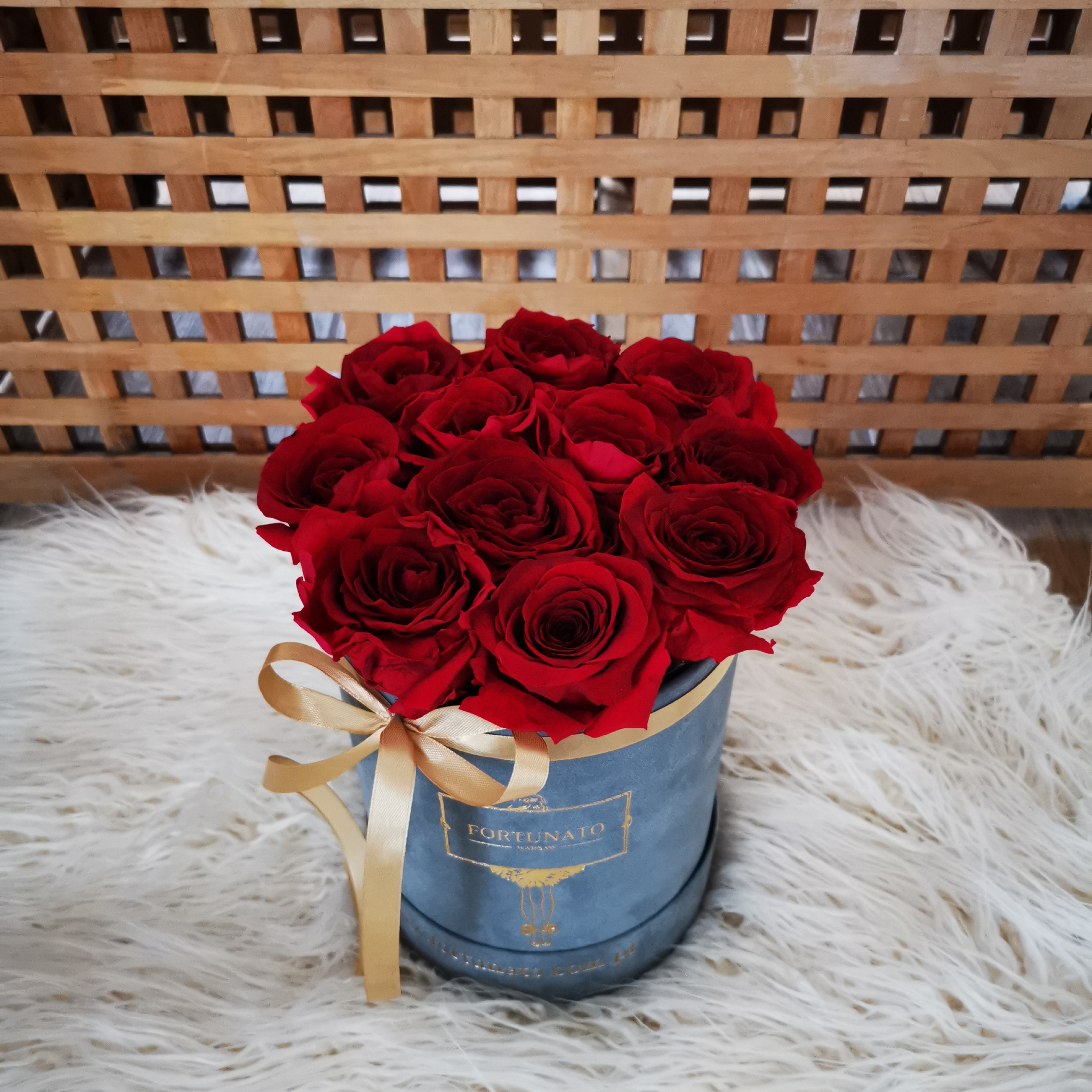 Wieczne róże w średnim zamszowym boxie